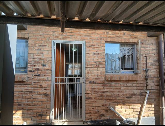 2 BEDROOM SECTIONAL TITLE FOR SALE IN GREENHILLS EXT 3